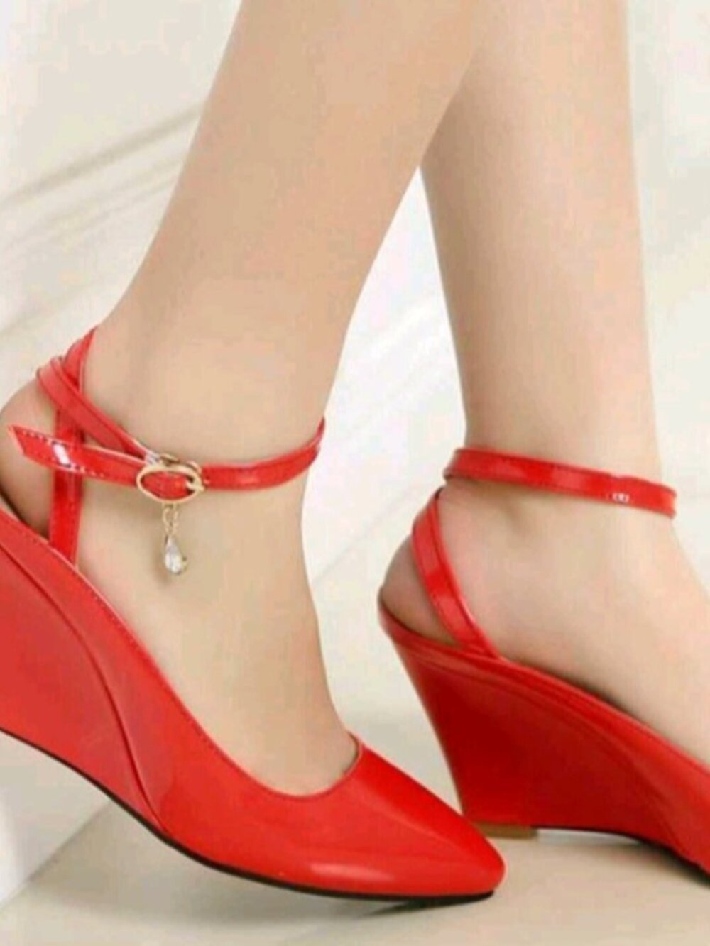 Red pumps - Picture 3 of 7
